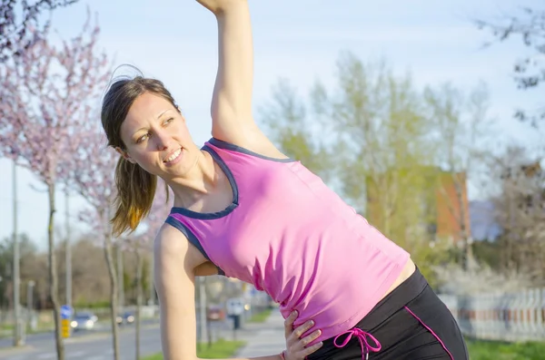 Genç kız açık havada egzersiz — Stok fotoğraf