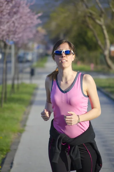 Junges Mädchen joggt im Freien — Stockfoto