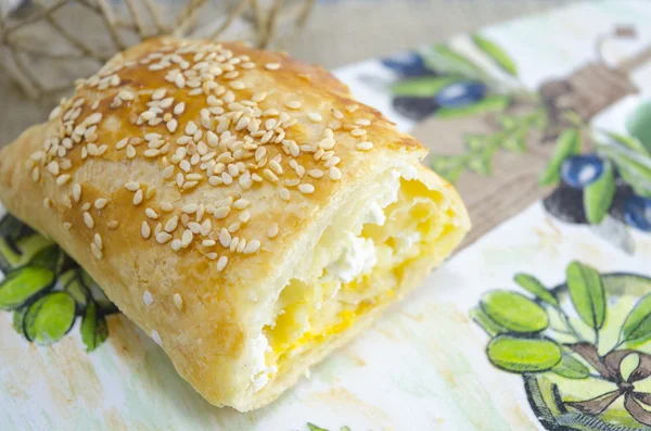 Tarta de queso casera en una bandeja —  Fotos de Stock