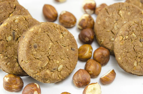 Ovesné vločky cookie a lískových ořechů na bílém pozadí — Stock fotografie