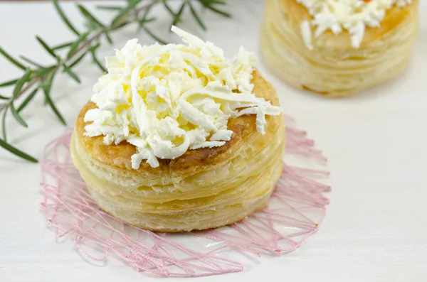 Homemade bagel with cheese and rosemary — Stock Photo, Image