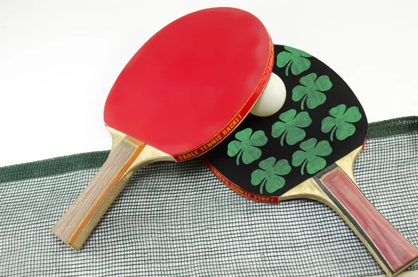 두 테이블 테니스 라켓과 고립 된 그물 — 스톡 사진