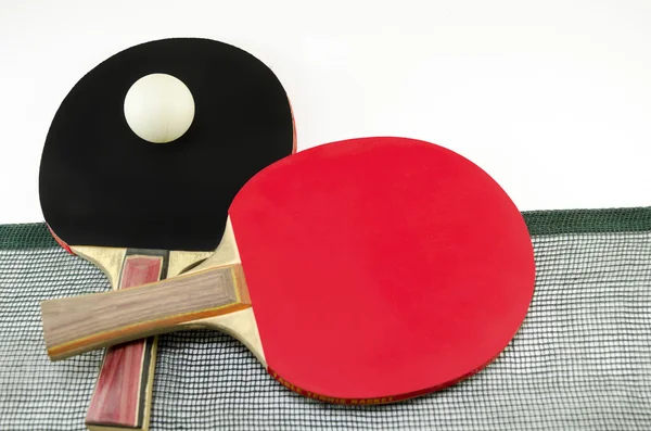 Duas raquetes de tênis de mesa e uma rede isolada — Fotografia de Stock