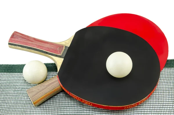 İki masa tenis raketleri ve izole bir net — Stok fotoğraf