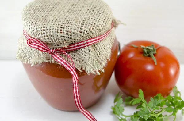Tarro de cristal de ketchup casero y un tomate — Foto de Stock