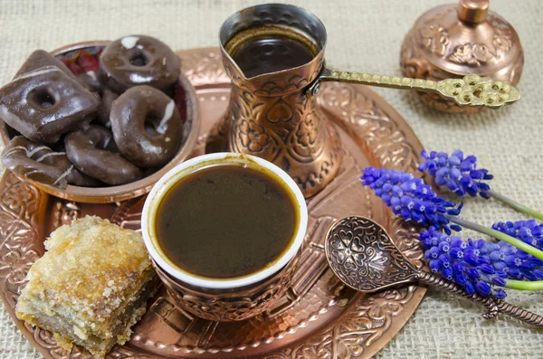 Türkischer Kaffee mit Keksen und Blumen — Stockfoto