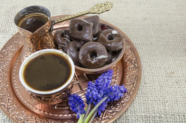 Турецька кава з cookies та квіти — стокове фото