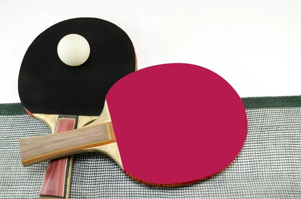 Due racchette da ping pong e una rete isolata — Foto Stock
