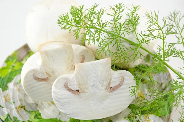 生鲜蘑菇和迷迭香 — 图库照片