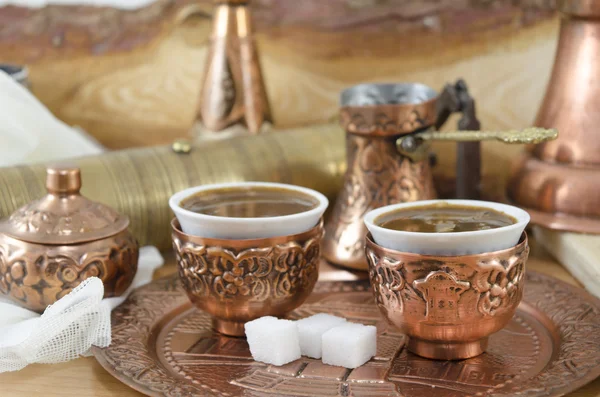 Kupferteller und Tassen mit Kaffee gefüllt — Stockfoto