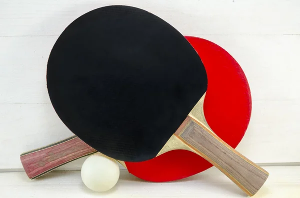Duas raquetes de ténis de mesa e uma bola — Fotografia de Stock
