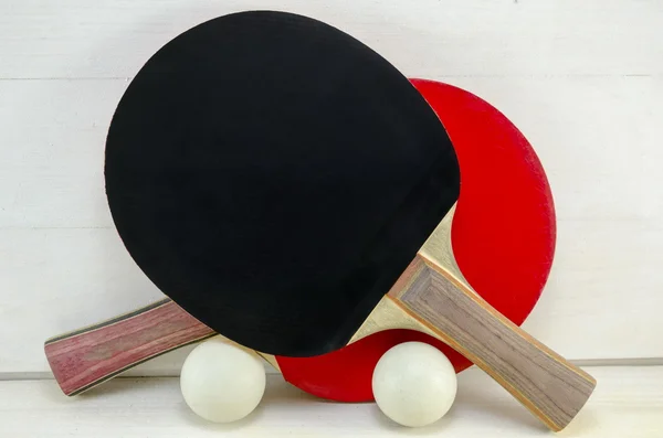 Due racchette da ping pong e palline — Foto Stock