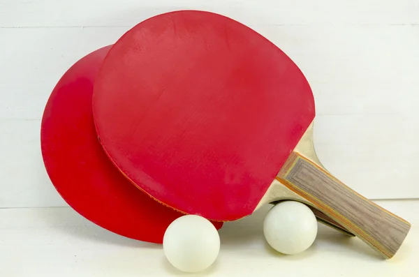Due racchette da ping pong e palline — Foto Stock
