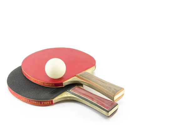 Dos raquetas de tenis de mesa y una pelota aislada — Foto de Stock