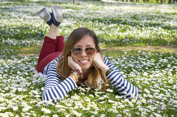 Bunette chica acostada en la hierba — Foto de Stock