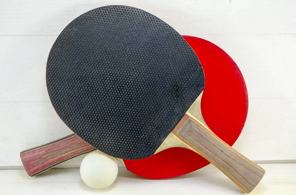 Duas raquetes de ténis de mesa e uma bola — Fotografia de Stock