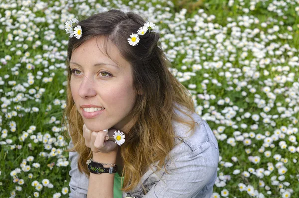 Brunette posing among the daisies — Stock Photo, Image