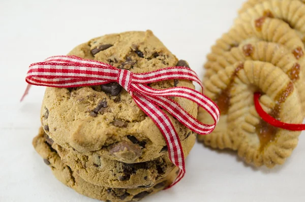 Chocolate chip cookies tied together with a red ribbon — Stock Photo, Image