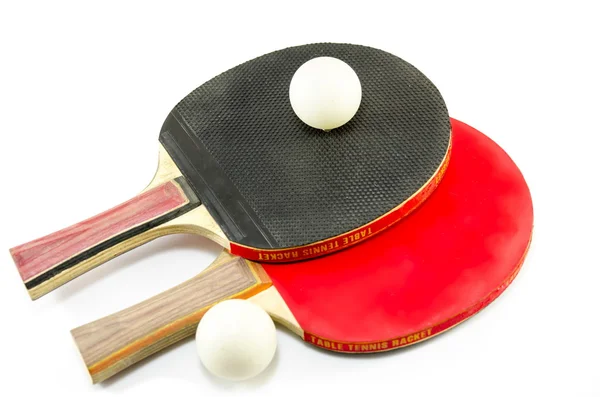 Dos raquetas de tenis de mesa y una pelota aislada — Foto de Stock