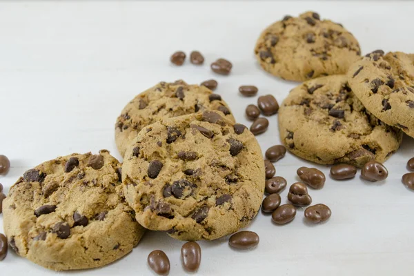 Choklad chip cookies på vitt — Stockfoto
