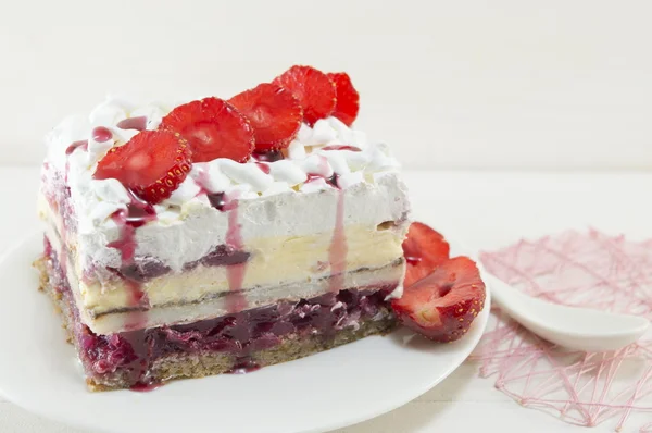 Gâteau aux fraises à la crème fouettée — Photo