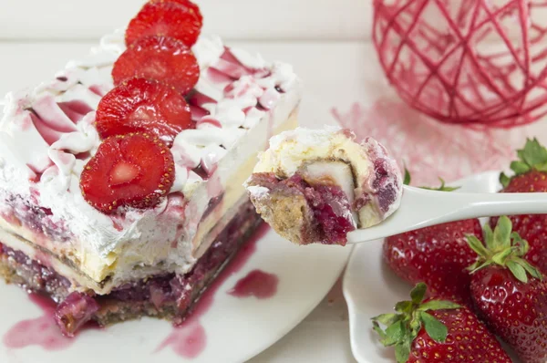 Erdbeerkuchen mit Schlagsahne — Stockfoto