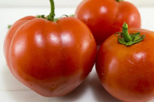 Grono mokre pomidory zbliżenie — Zdjęcie stockowe