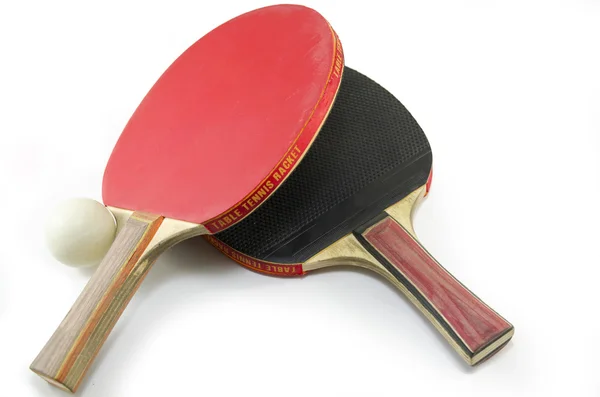Duas raquetes de tênis de mesa e uma bola isolada — Fotografia de Stock