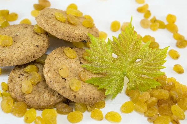 Integrerad cookies och gula russin — Stockfoto