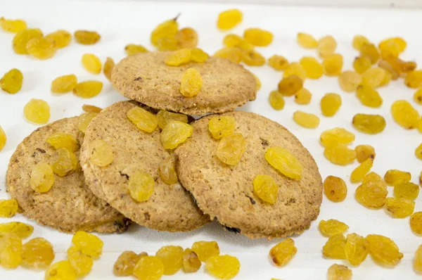 Integrerad cookies och gula russin — Stockfoto