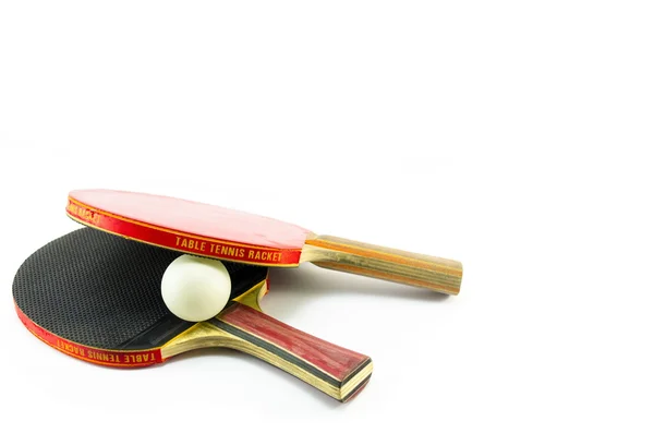 Deux raquettes de ping-pong et une balle isolée — Photo