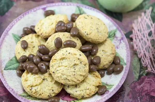 Integrální cookies a čokoládové kuličky na barevné tabulky — Stock fotografie