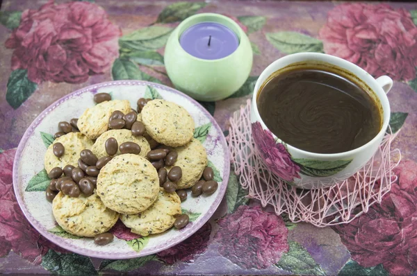 Інтегральне печиво та шоколадні кульки на барвистому столі — стокове фото