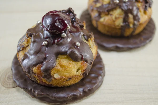 Zelfgemaakte donuts geglazuurd met chocolade — Stockfoto