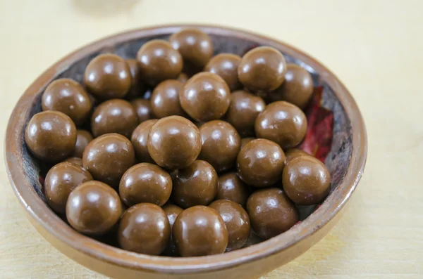 Glänzende Schokoladenkugeln — Stockfoto