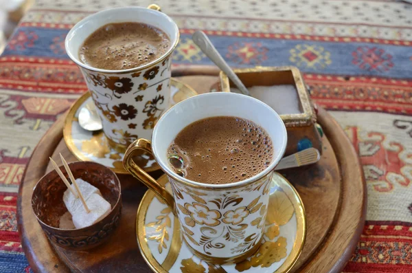 Zwei Tassen türkischer Kaffee auf einem persischen Teppich — Stockfoto