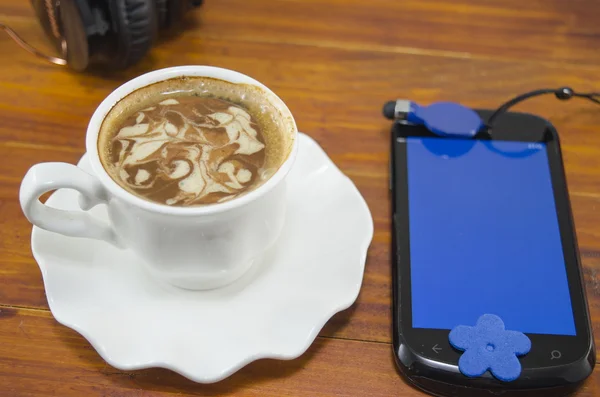 Tazza di caffè e smartphone — Foto Stock