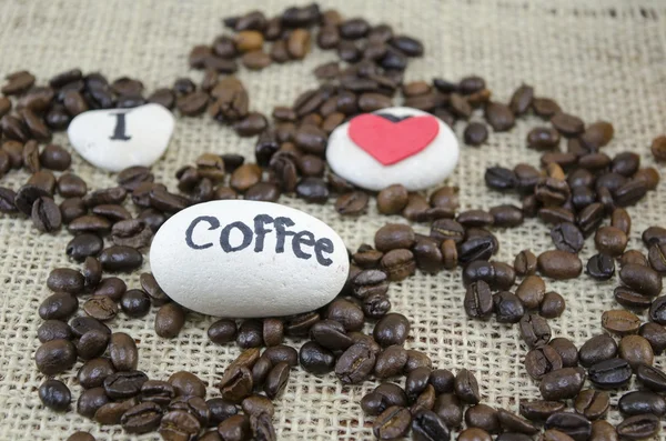 Roasted coffee beans with an "I love coffe" message — Stock Photo, Image