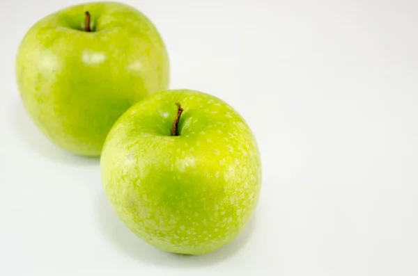 Beyaz üzerine iki yeşil elma — Stok fotoğraf