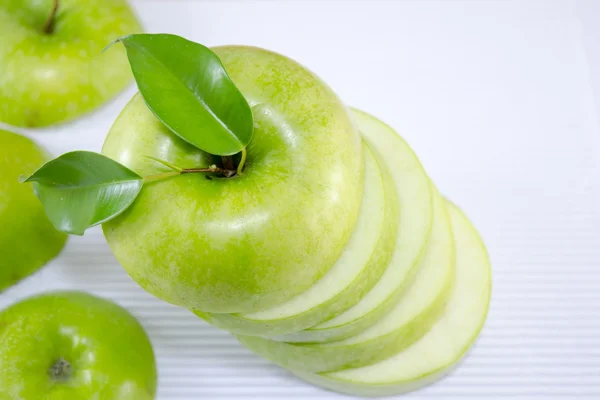 Яблоко, нарезанное на тонкие кусочки — стоковое фото