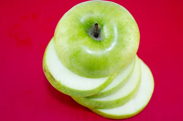Elma ince parçalar halinde dilimlenmiş — Stok fotoğraf