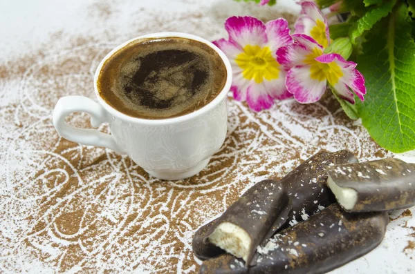 Tasse Kaffee auf einem mit Kakao bestreuten Tisch — Stockfoto