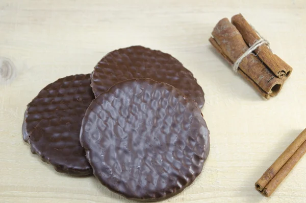 Biscoitos de chocolate com paus de canela — Fotografia de Stock