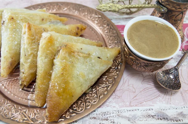 Baklava turco e café — Fotografia de Stock