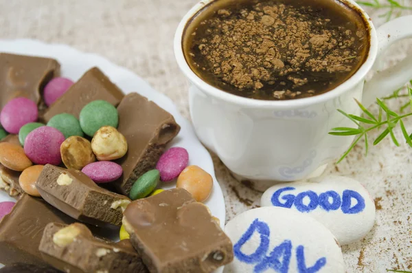 Schokoladenkaffee mit Bonbons und einem "Guten Tag" — Stockfoto