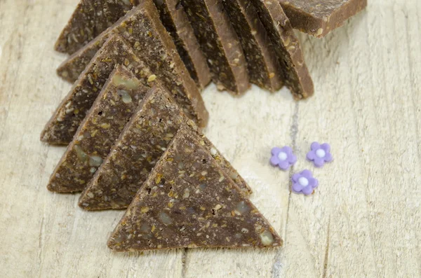 Domácí trojúhelník ve tvaru čokoládových bonbónů — Stock fotografie