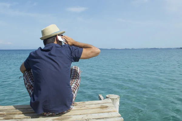 Un uomo che parla al molo con il cellulare — Foto Stock