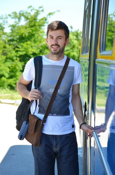 Joven entrando en un autobús — Foto de Stock