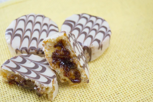 Bolos de chocolate preto e branco cheios de geléia — Fotografia de Stock