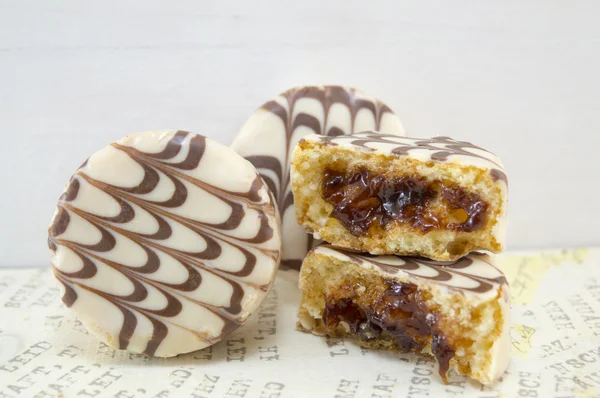 Pasteles de chocolate blanco y negro rellenos de gelatina — Foto de Stock